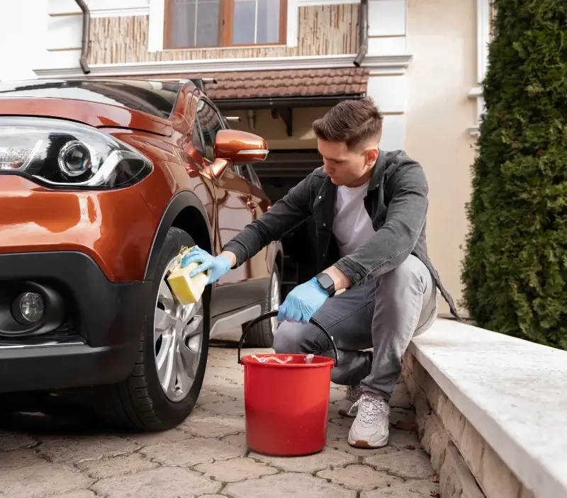 Lavage auto à domicile Saint-Martin-le-Vieux : professionnel intervenant sur un véhicule